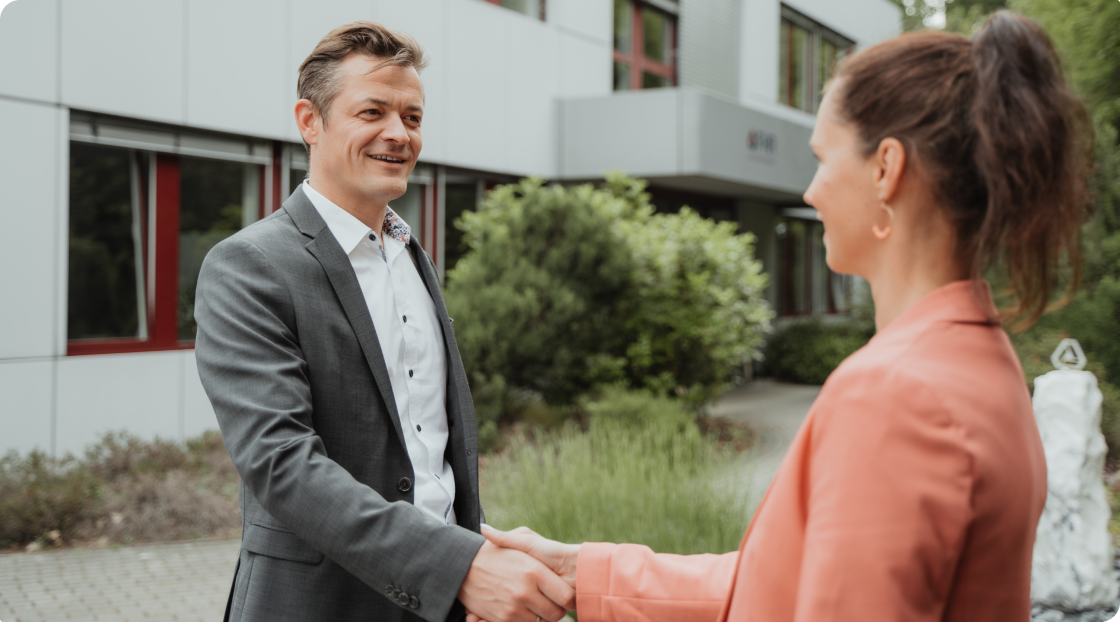 Zwei Personen sch&uuml;tteln H&auml;nde